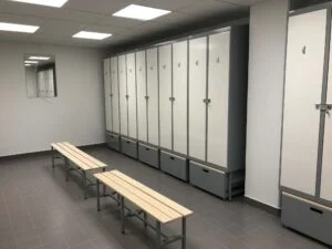 Gråvit kapprumsinredning i plåt