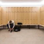 gavle-tunnplat-inspiration-19 Bild från kapprum, träfärgade plåtskåp