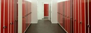 Röda plåtskåp
