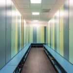 gavle-tunnplat-inspiration-7 Omklädningsrum med plåtskåp i gul och blå kulör