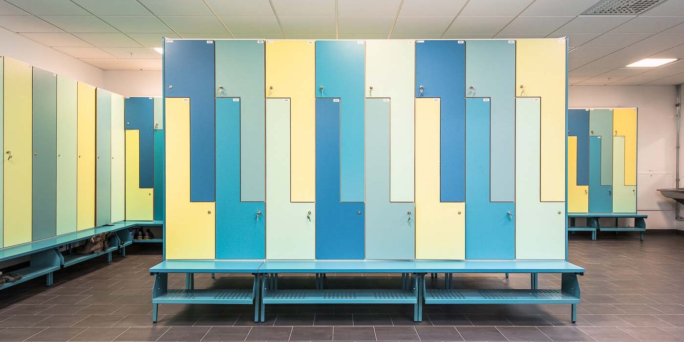 Plåtskåp i blå och gula kulörer